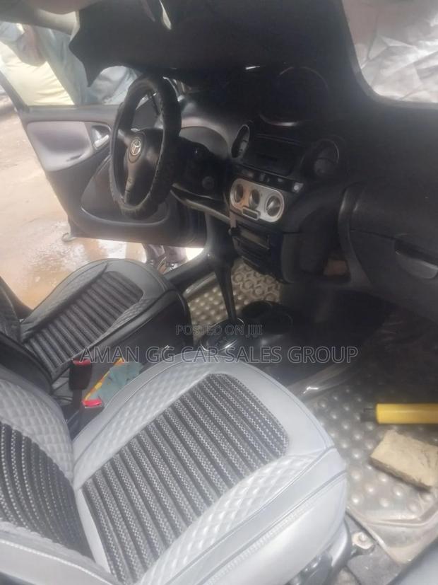 Toyota Vitz 2004 Blue