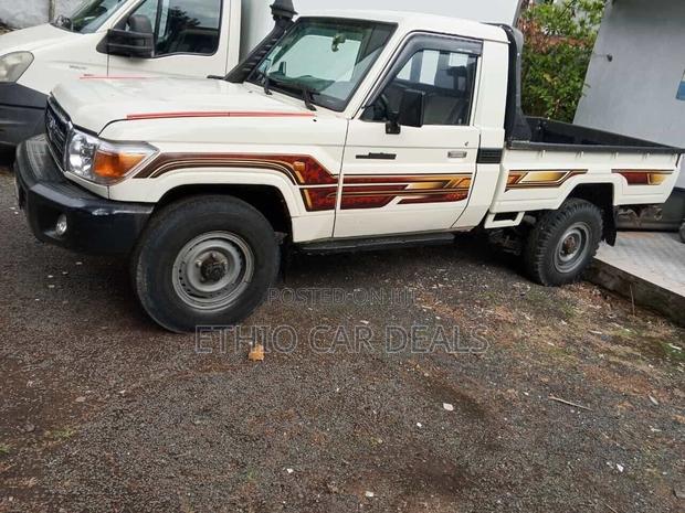 Toyota Land Cruiser 2009 White