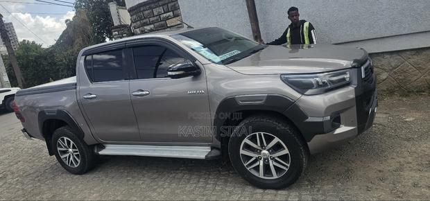 Toyota Hilux Revo Double Cab Deisel 2.4 AWD 2017 Gray