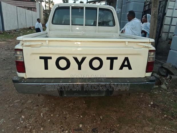 Toyota Hilux 2002 White