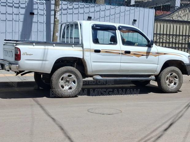 Toyota Hilux 2002 White