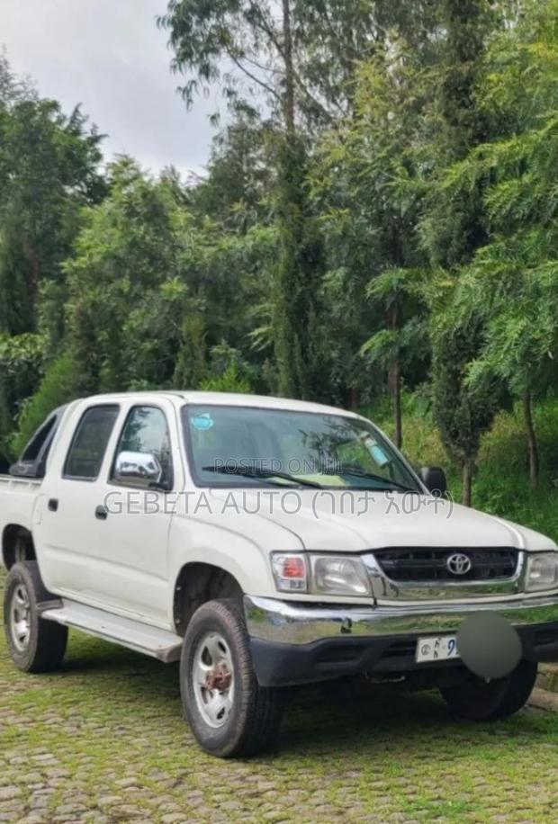 Toyota Hilux 2004 White
