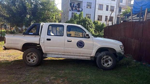 Toyota Hilux 2004 White