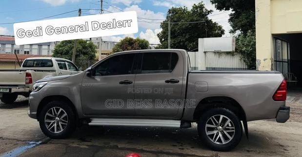 Toyota Hilux 2020 Gray