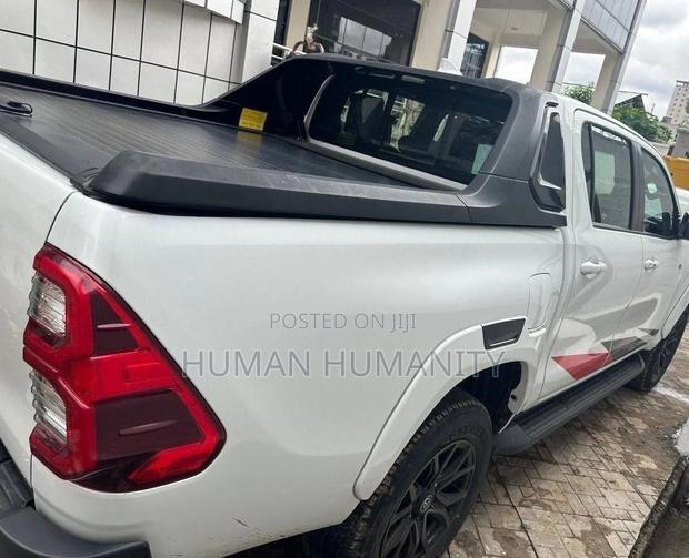 Toyota Hilux 2023 White