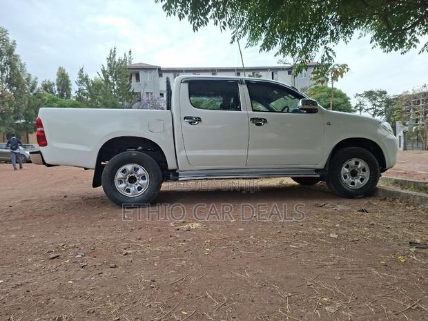 Toyota Hilux 2006 White