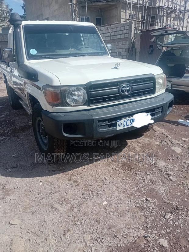 Toyota Hilux WORKMATE 4x4 2014 White