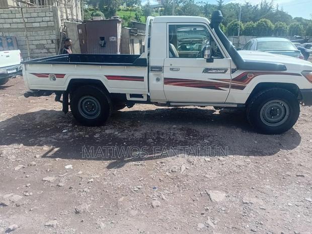 Toyota Hilux WORKMATE 4x4 2014 White