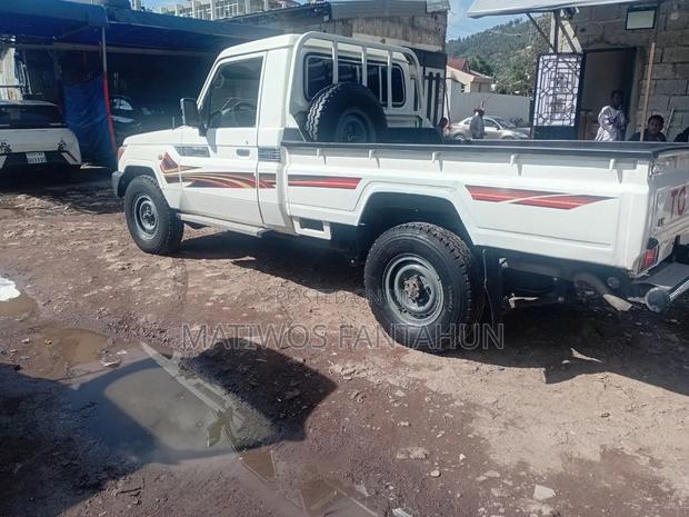 Toyota Hilux WORKMATE 4x4 2014 White