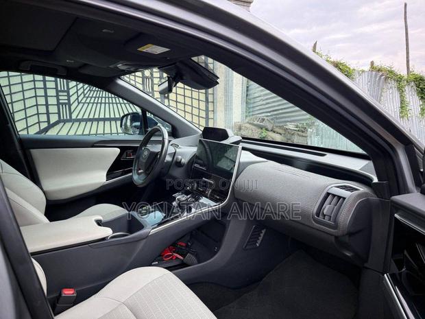Toyota bZ4X 71.4 kWh FWD 2023 White