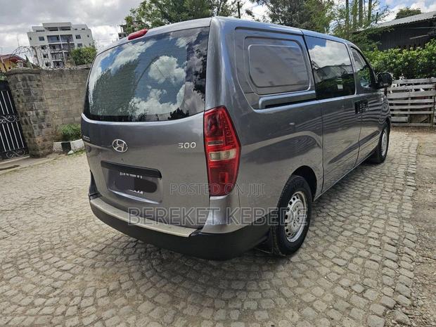 Hyundai H1 2.4 GLS 2012 Gray