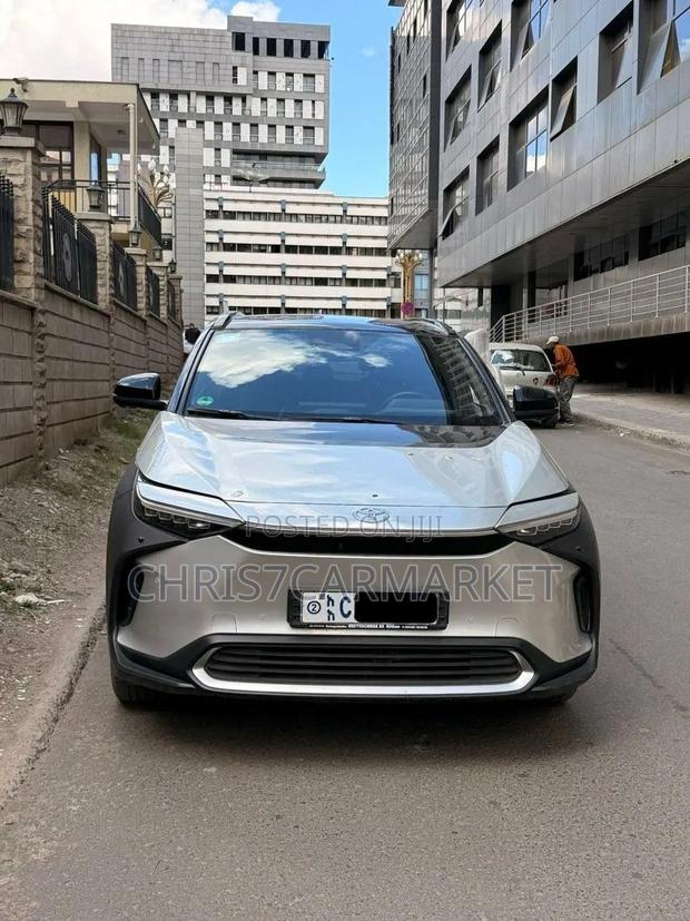 Toyota bZ4X 71.4 kWh AWD 2023 Gold