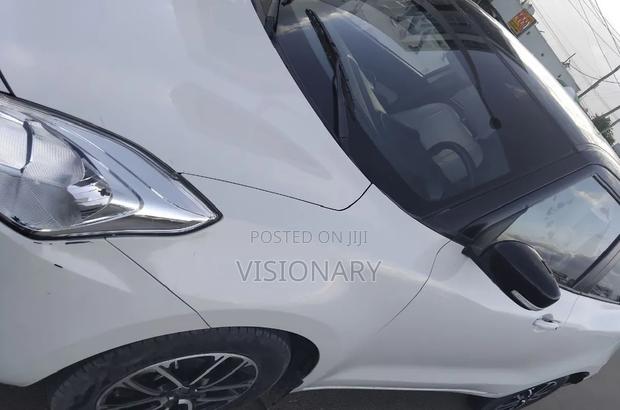 Suzuki Swift 2022 White