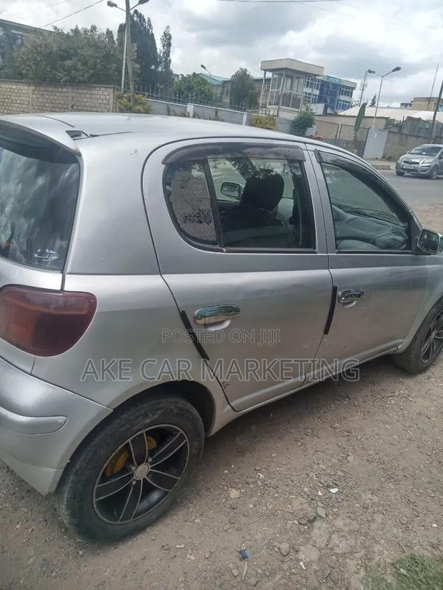 Toyota Vitz 2002 Silver