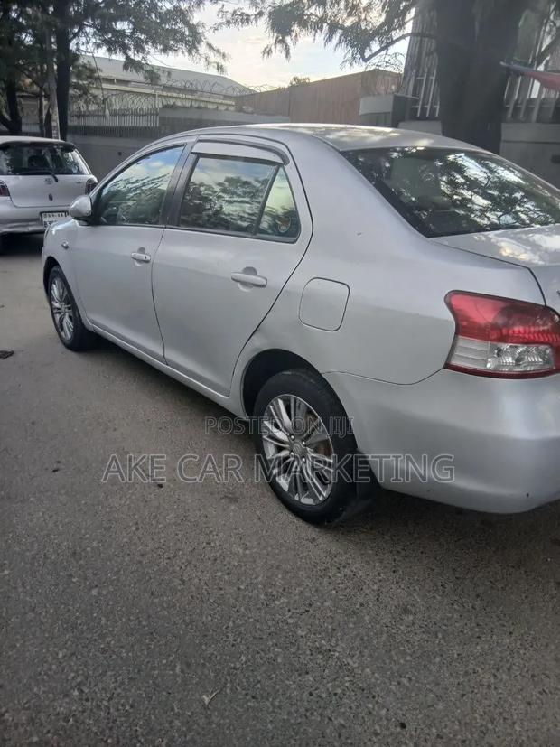 Toyota Yaris Base Sedan 4dr 2010 Silver