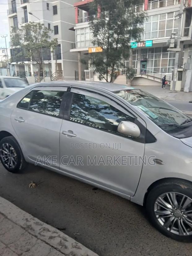 Toyota Yaris Base Sedan 4dr 2010 Silver