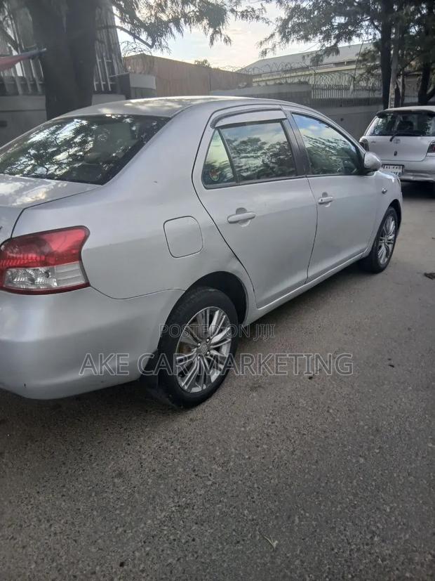 Toyota Yaris Base Sedan 4dr 2010 Silver