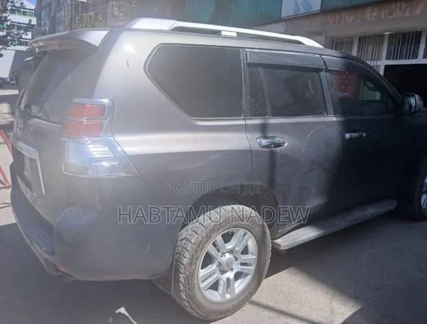 Toyota Land Cruiser 2010 Silver