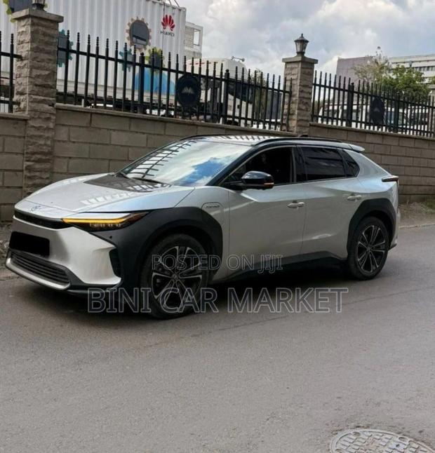 Toyota bZ4X 71.4 kWh AWD 2023 Gold