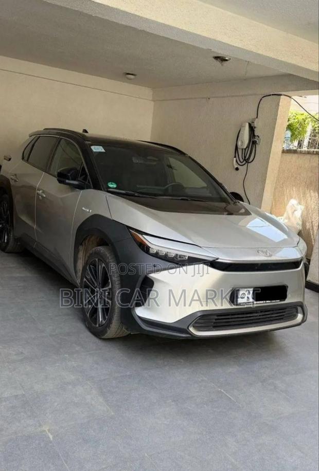 Toyota bZ4X 71.4 kWh AWD 2023 Gold