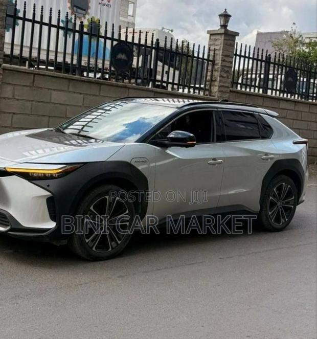 Toyota bZ4X 71.4 kWh AWD 2023 Gold