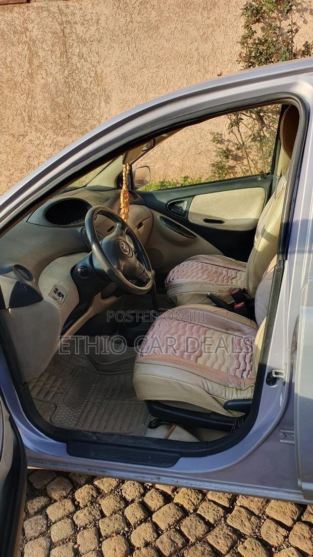 Toyota Vitz 2004 Silver