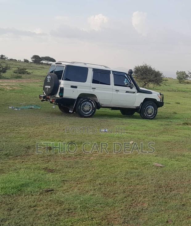 Toyota Land Cruiser 2012 White