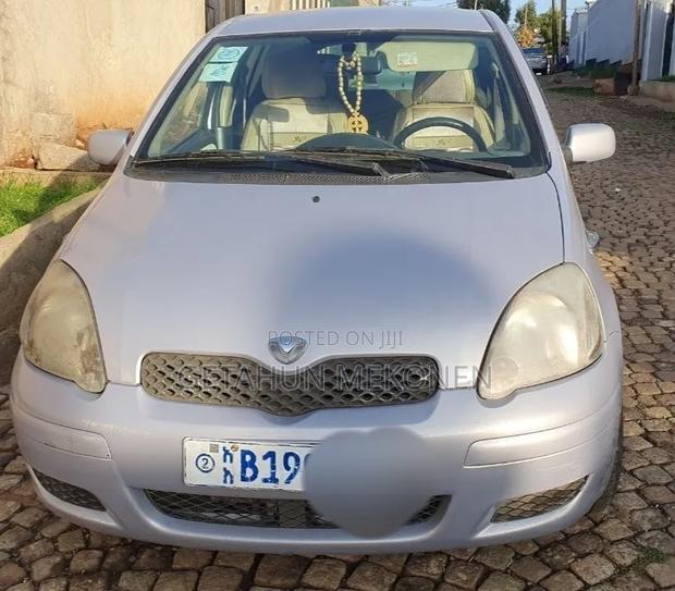 Toyota Vitz 2004 Silver