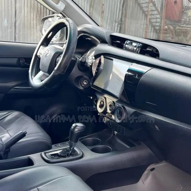 Toyota Hilux 2022 Silver
