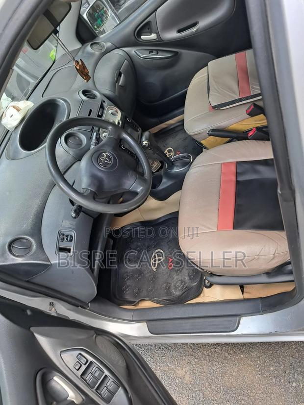 Toyota Vitz 2004 Silver
