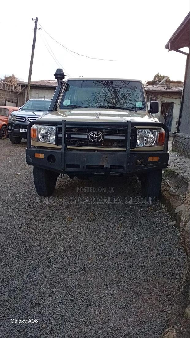 Toyota Land Cruiser 2021 Gold