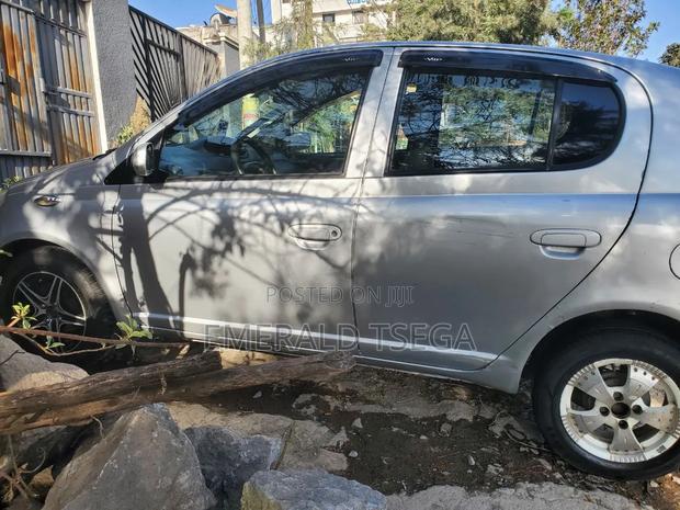Toyota Vitz 2002 Silver