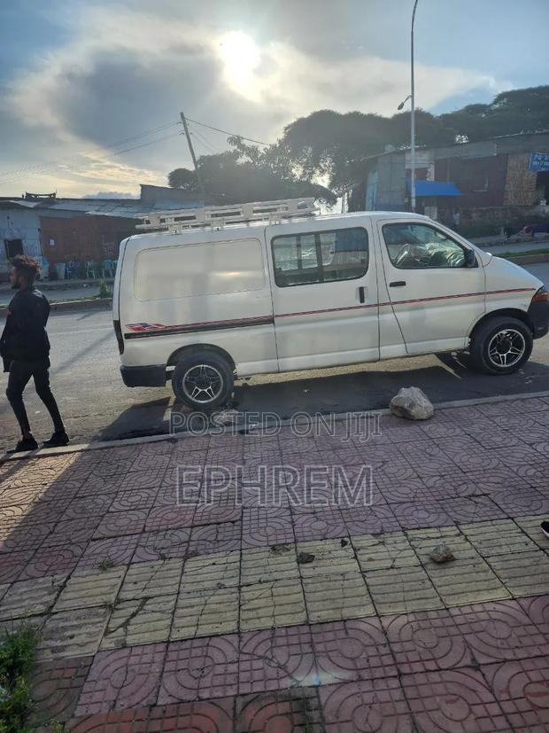 Toyota Hilux 2002 White