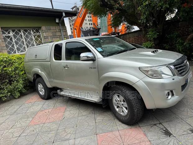 Toyota Hilux 2012 Gold