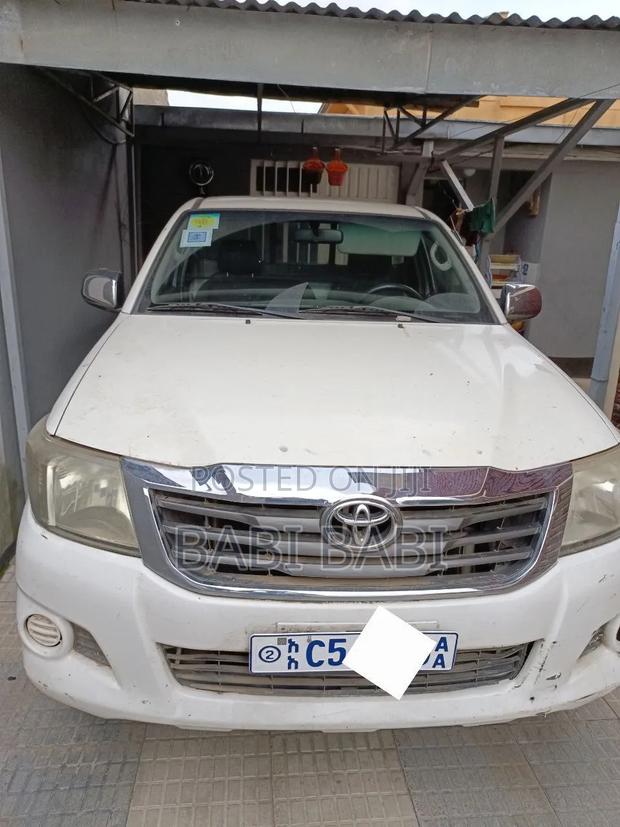 Toyota Hilux 2011 White
