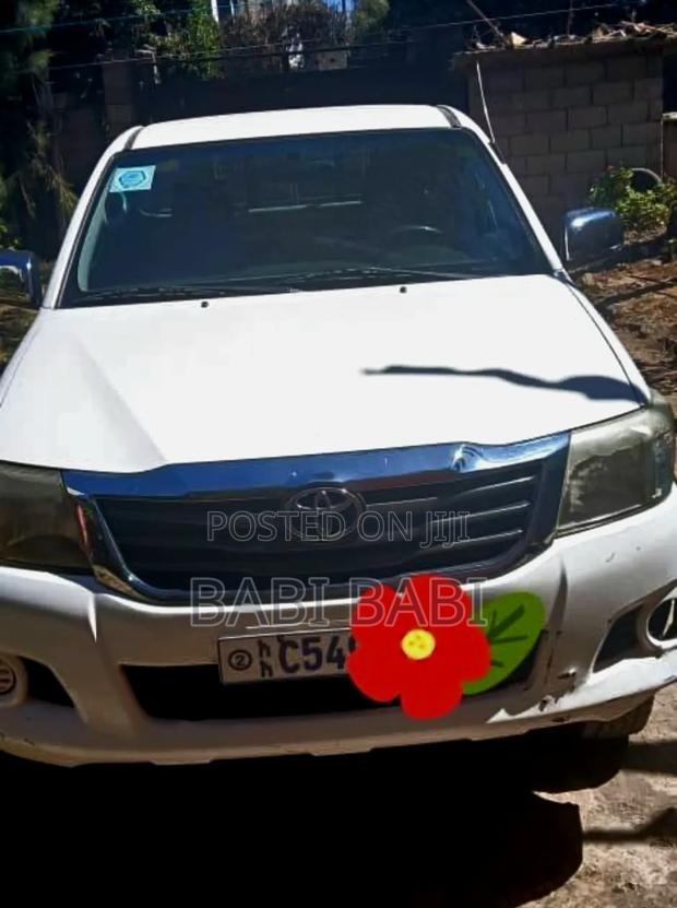 Toyota Hilux 2011 White