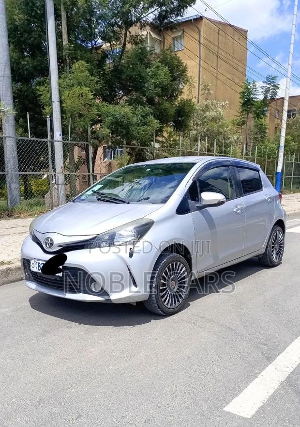 Toyota Yaris L Hatchback 5dr 2015 Silver