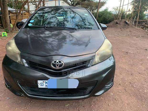 Toyota Yaris L Hatchback 5dr 2012 Gray