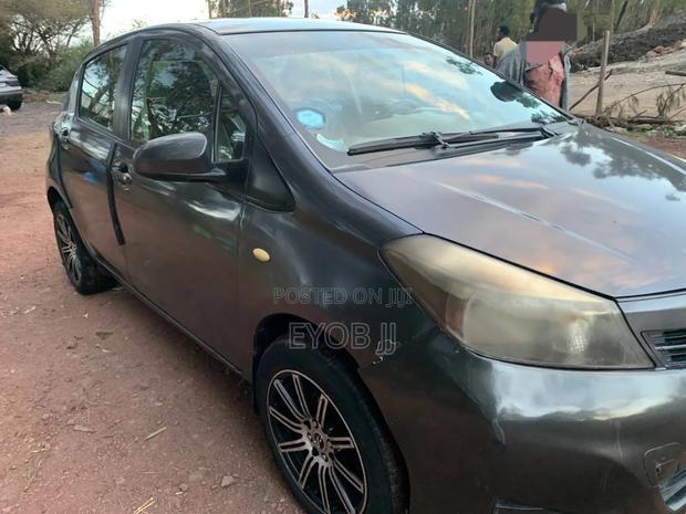 Toyota Yaris L Hatchback 5dr 2012 Gray