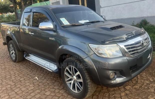 Toyota Hilux 2014 Gray