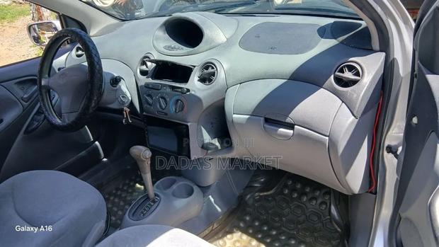 Toyota Vitz 2002 Silver