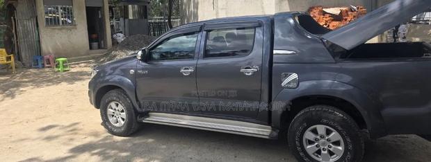 Toyota Hilux 2013 Maroon