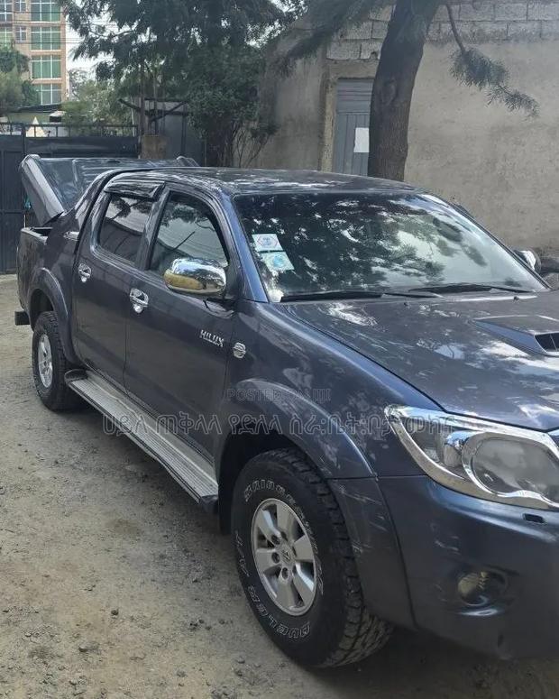 Toyota Hilux 2013 Maroon