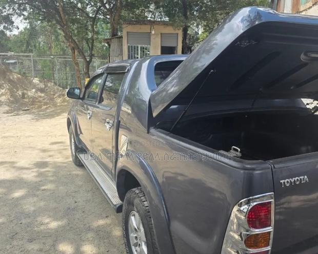 Toyota Hilux 2013 Maroon