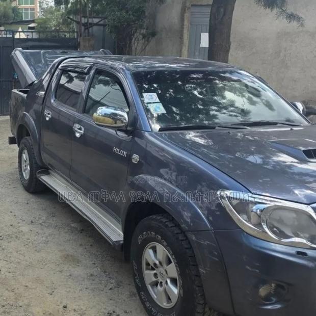 Toyota Hilux 2013 Maroon