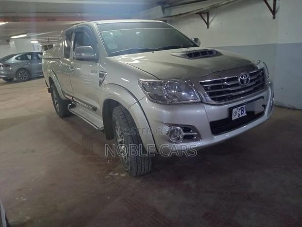 Toyota Hilux 2014 Gold