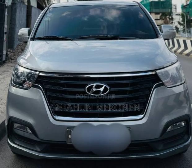 Hyundai Staria 2022 Silver