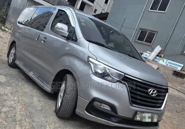 Hyundai Staria 2022 Silver