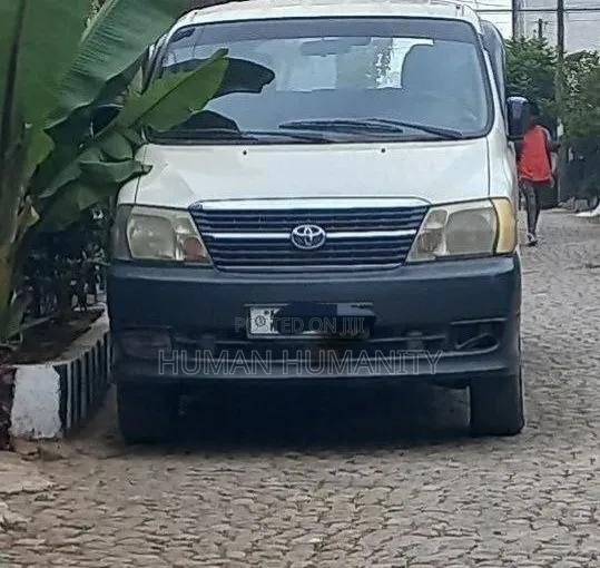 Toyota HiAce 220 2007 White