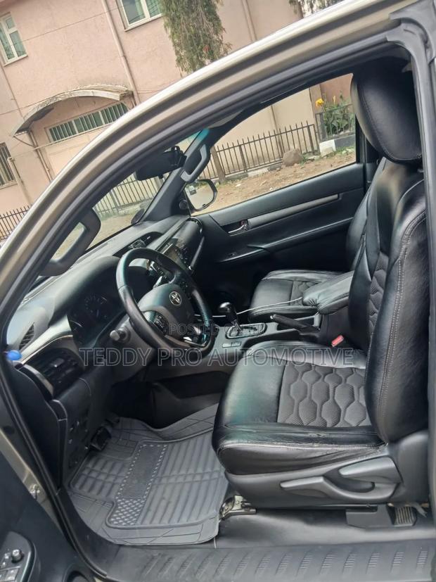 Toyota Hilux 2021 Gray